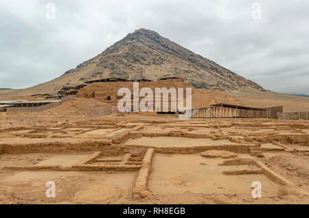 Die Moche archäologische Stätte der Huaca de la Luna oder die Mondpyramide in der nördlichen Wüste von Peru in der Nähe der Stadt Trujillo. Stockfoto