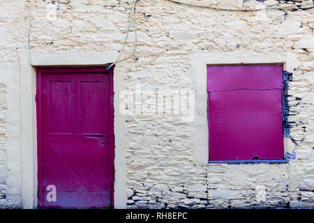 Verbrettert Fenster in alten Cottage, Valentia Island, County Kerry, Irland Stockfoto