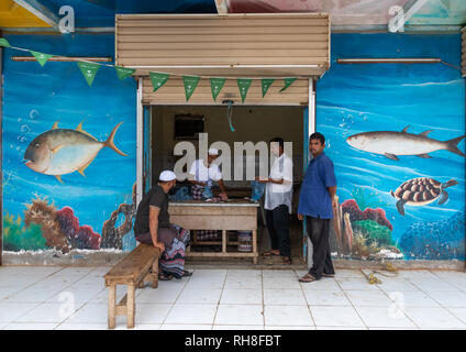 Farasani Männer in der Fischmarkt, Rotes Meer, Farasan, Saudi-Arabien Stockfoto