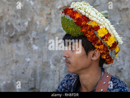 Porträt einer Blume jungen Mann mit einem floralen Krone auf dem Kopf, Provinz Jizan Addayer, Saudi-Arabien Stockfoto