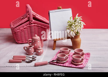 Picknick Card mit Tisch und Besteck, rosa weiß überprüft Serviette, weiß Rustikal Vorstand Hintergrund, leeren Raum für Text. Stockfoto