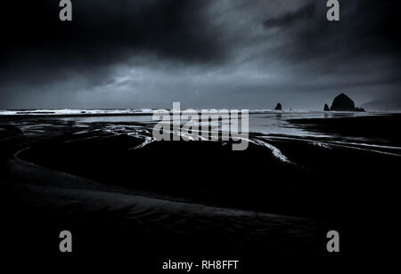 Haystack Rock auf Cannon Beach bei schwerem Regen. Leider habe ich mein Stativ mitbringen Stockfoto