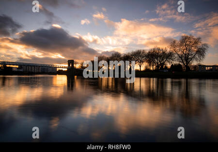 Sonnenuntergang auf dem Fluss Trent am Victoria Embankment in Nottingham, Nottinghamshire England Großbritannien Stockfoto