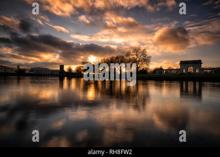 Sonnenuntergang auf dem Fluss Trent am Victoria Embankment in Nottingham, Nottinghamshire England Großbritannien Stockfoto