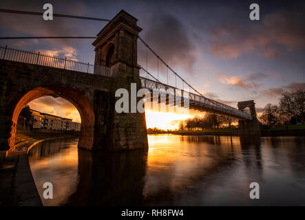 Sonnenuntergang auf dem Fluss Trent am Victoria Embankment in Nottingham, Nottinghamshire England Großbritannien Stockfoto