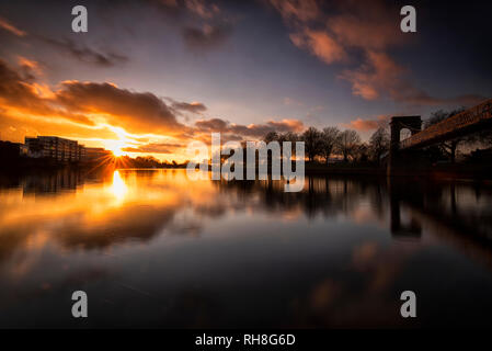 Sonnenuntergang auf dem Fluss Trent am Victoria Embankment in Nottingham, Nottinghamshire England Großbritannien Stockfoto