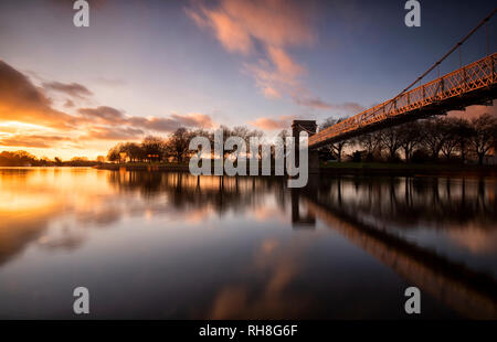 Sonnenuntergang auf dem Fluss Trent am Victoria Embankment in Nottingham, Nottinghamshire England Großbritannien Stockfoto