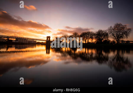 Sonnenuntergang auf dem Fluss Trent am Victoria Embankment in Nottingham, Nottinghamshire England Großbritannien Stockfoto