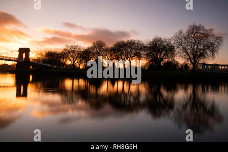 Sonnenuntergang auf dem Fluss Trent am Victoria Embankment in Nottingham, Nottinghamshire England Großbritannien Stockfoto