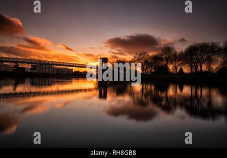 Sonnenuntergang auf dem Fluss Trent am Victoria Embankment in Nottingham, Nottinghamshire England Großbritannien Stockfoto