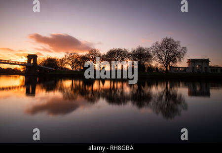 Sonnenuntergang auf dem Fluss Trent am Victoria Embankment in Nottingham, Nottinghamshire England Großbritannien Stockfoto