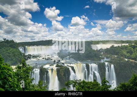 Eine Langzeitbelichtung Panorama der weltberühmten Iguazu Wasserfälle auf der brasilianischen Seite. Stockfoto