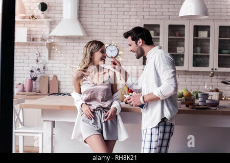 Dunkle Bärtigen dunkelhaarigen jungen Mann und seiner schönen Frau ein schönes Wochenende zusammen verbringen Stockfoto