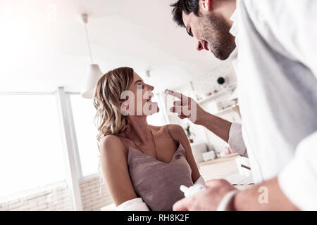 Ziemlich Langhaarige junge Frau in Nizza home Kleidung Gefühl herrlich Stockfoto
