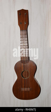 Vintage Gitarren Miniatur - Isolierte alte Objekt Stockfoto