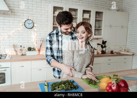 Strahlende junge hübsche Frau mit großen Ohrringen und ihr Mann toll fühlen Stockfoto