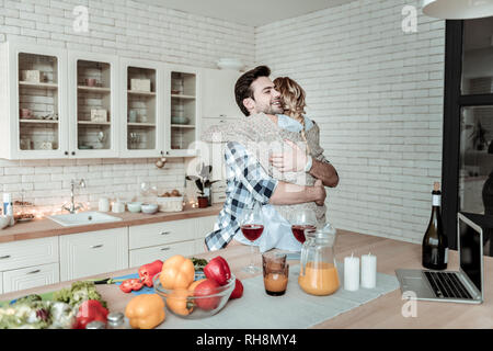 Süße schlanke Langhaarige Frau mit großen Ohrringen trinken Rotwein Stockfoto