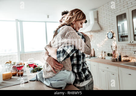 Hübsche blonde schlanke Frau mit riesigen Ohrringe Gefühl wunderbare Stockfoto