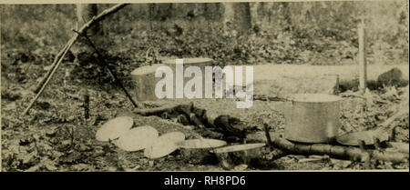 . Buchen Sie den Knaben, der Jagd und der Fischerei;. Angeln; Jagd; Camping. Die STOPPLE COOK KIT 2 Stahl fry Pfannen, die auch ein feines backen Ofen, eine Quart Eimer, zwei große pint Tassen und Kabel Gitter; Gewicht, 2 Pfund gesamte Kit geht in langen Eimer und wird in die Tasche passen. Es gibt Raum für Gabeln, Löffel, etc., neben dem Kamin und die Abnehmbare Griffe, in der Bratpfanne. Zwei junge kit.. Der FÖRSTER COOK KIT 2 Gallone Aluminium Töpfe, eine 3-qt. Eimer, 2 mischen backen Pfannen, 3 Abdeckplatten, Aluminium 9"-Platte, für vier Jungen, jeder bringt seine eigene Tabelle einrichten. Pfannen, Bratpfanne, 3 und Schale. Ein ki Stockfoto