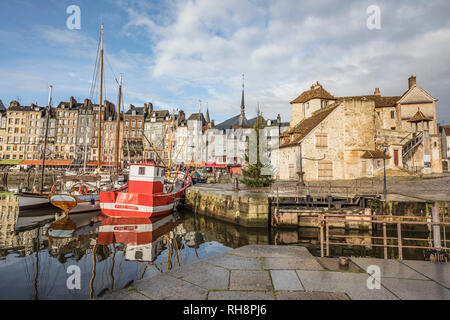 Le Havre (Normandie, Frankreich), entlang der Küste 'Côte de Grace". 'Vieux Bassin' (alte Hafen) und Kai von Sainte-Catherine. Auf der rechten Seite, Th Stockfoto