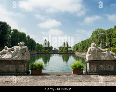 Marlia, Lucca, Italien - 2018, 25. Mai: Die Zitrone Garten mit großem Pool und Zierpflanzen Steinbrüstung; zwei Statuen von liegenden Riesen. Stockfoto