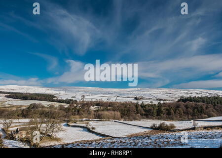 North Pennines AONB Landschaft. Verschneite Wiesen, Zirruswolken helle Winter Sonnenschein und ein tief blauen Himmel bei Bowlees, Teesdale Stockfoto