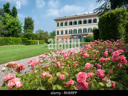 Marlia, Lucca, Italien - 2018, 25. Mai: Der Garten der Villa Reale in Marlia, Lucca. Rosen Beet im Vordergrund. Stockfoto