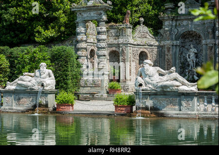 Marlia, Lucca, Italien - 2018, 25. Mai: Die Zitrone Garten mit großem Pool und Zierpflanzen Steinbrüstung; zwei Statuen von liegenden Riesen. Stockfoto