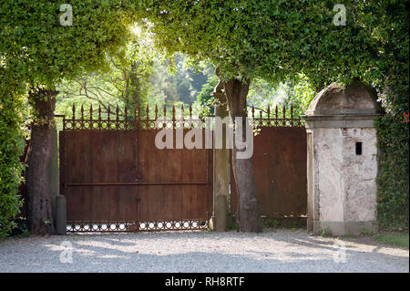 Marlia, Lucca, Italien - 2018, 25. Mai: Ein altes Bügeleisen rostige Tor ist eine der Zugang in der Villa Reale in Marlia. Stockfoto