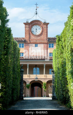 Marlia, Lucca, Italien - 2018, 25. Mai: Die palazzina dell'Orologio, mit dominanten Clock Tower, wurde im 17. Jahrhundert gebaut. Stockfoto