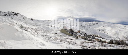 Spanien, Andalusien, Granada. Panoramablick auf das Skigebiet der Sierra Nevada im Winter, voll von Schnee. Reise und Sport Konzepte. Stockfoto