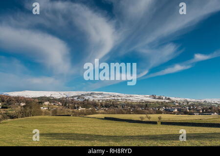 North Pennines AONB Landschaft, Middleton-in-Teesdale Fells mit Schnee im Hintergrund und ein großes Zirruswolkenbildung Überdachung Stockfoto