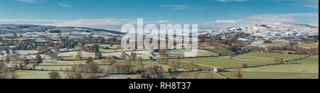 North Pennines AONB Panoramablick auf die Landschaft, Blick von Pfeifen Crag über Teesdale in Lunedale mit Schnee Hügel in der Ferne in hellen Winter s Stockfoto