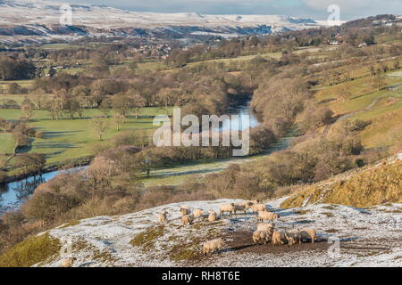 North Pennines AONB Landschaft, Blick von Pfeifen Crag in Richtung Middleton-in-Teesdale und Holwick mit Schnee bedeckten Hügel in der Ferne Stockfoto