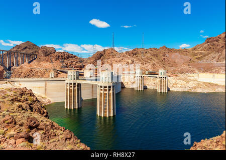 Hoover Dam an der Grenze der US-Bundesstaaten Nevada und Arizona. Es wurde zwischen 1931 und 1936 gebaut. Stockfoto