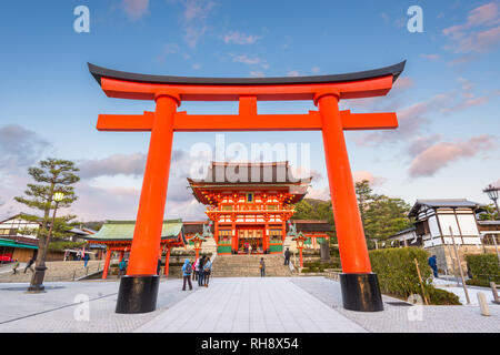 Kyoto, Japan in Fushimi Inari Schrein Main Gate in der Abenddämmerung. Stockfoto