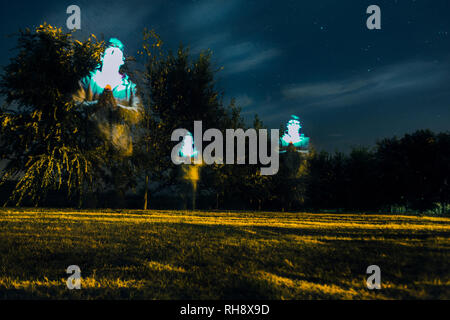 Eine Person, die an Orten in der Nacht lange Belichtung Stockfoto