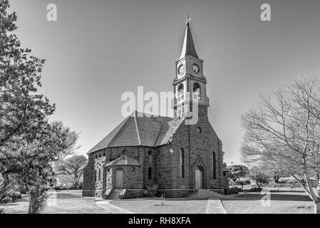 LUCKHOFF, SÜDAFRIKA, August 6, 2018: Monochrome Ansicht der Niederländischen Reformierten Kirche in Luckhoff in der Provinz Stockfoto