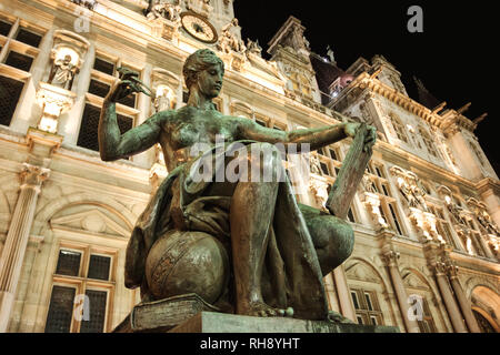 Statue in der Nähe von Hotel de Ville in Paris, Frankreich, Außenansicht bei Nacht Stockfoto