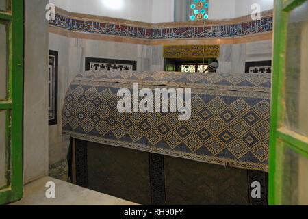 Eine reich bestickte Tapeten deckt kenotaph von Abraham in der Höhle der Patriarchen oder Grabmal der Patriarchen, die Juden bekannt als der Höhle von Machpela und Muslime als das Heiligtum des Abraham, im Herzen der Altstadt von Hebron im südlichen Westjordanland entfernt. Israel Stockfoto