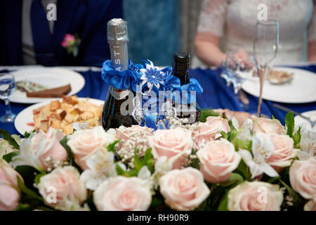 Hochzeit Flaschen Champagner für Braut und Bräutigam am Tisch im Restaurant eingerichtet Stockfoto