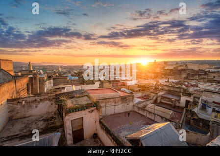 Ansicht der alten Medina von Fes (Fès), Marokko bei Sonnenaufgang. Die antike Stadt und die älteste Hauptstadt Marokkos. Eine der Königsstädte Stockfoto