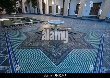 Der Innenhof zu Dar Batha Museum in Medina von Fez. Ehemalige königliche Palast und Museum der nationalen Kunst, Ethnographie in Fes, Marokko. Im Innenraum Stockfoto