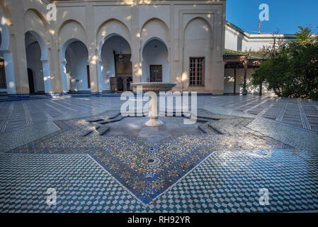 Der Innenhof zu Dar Batha Museum in Medina von Fez. Ehemalige königliche Palast und Museum der nationalen Kunst, Ethnographie in Fes, Marokko. Im Innenraum Stockfoto