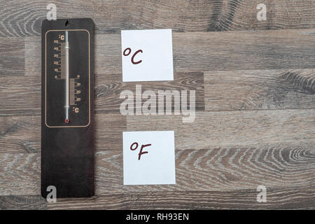 Holz- Thermometer zur Messung der Außentemperatur, die den Wert in Grad Celsius zeigt Stockfoto