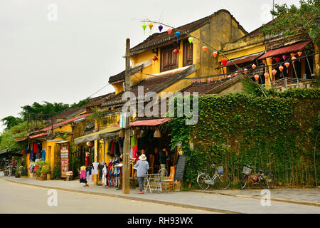 Hoi An, Vietnam - 20. Dezember 2017. Traditionelle alte Gebäude entlang Hoi An Riverside in Bars und Geschäfte tranformed wurde für Touristen zu bieten Stockfoto