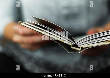 Junge Frauen lesen ein kleines Buch. Stockfoto