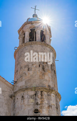 Der Glockenturm der Basilika Unserer Lieben Frau von den Felsen in der Bucht von Kotor, Perast, Montenegro. Stockfoto