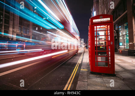 Leichte Spuren eines Double Decker Bus neben dem ikonischen Telefonzelle in London Stockfoto