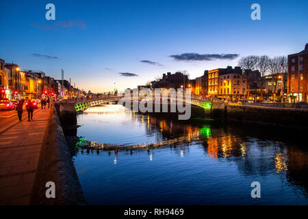 Der Ha. Penny Bridge über den Fluss Liffey an der Temple Bar Dublin Stockfoto